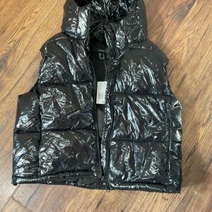 Black puffer vest NWT. M